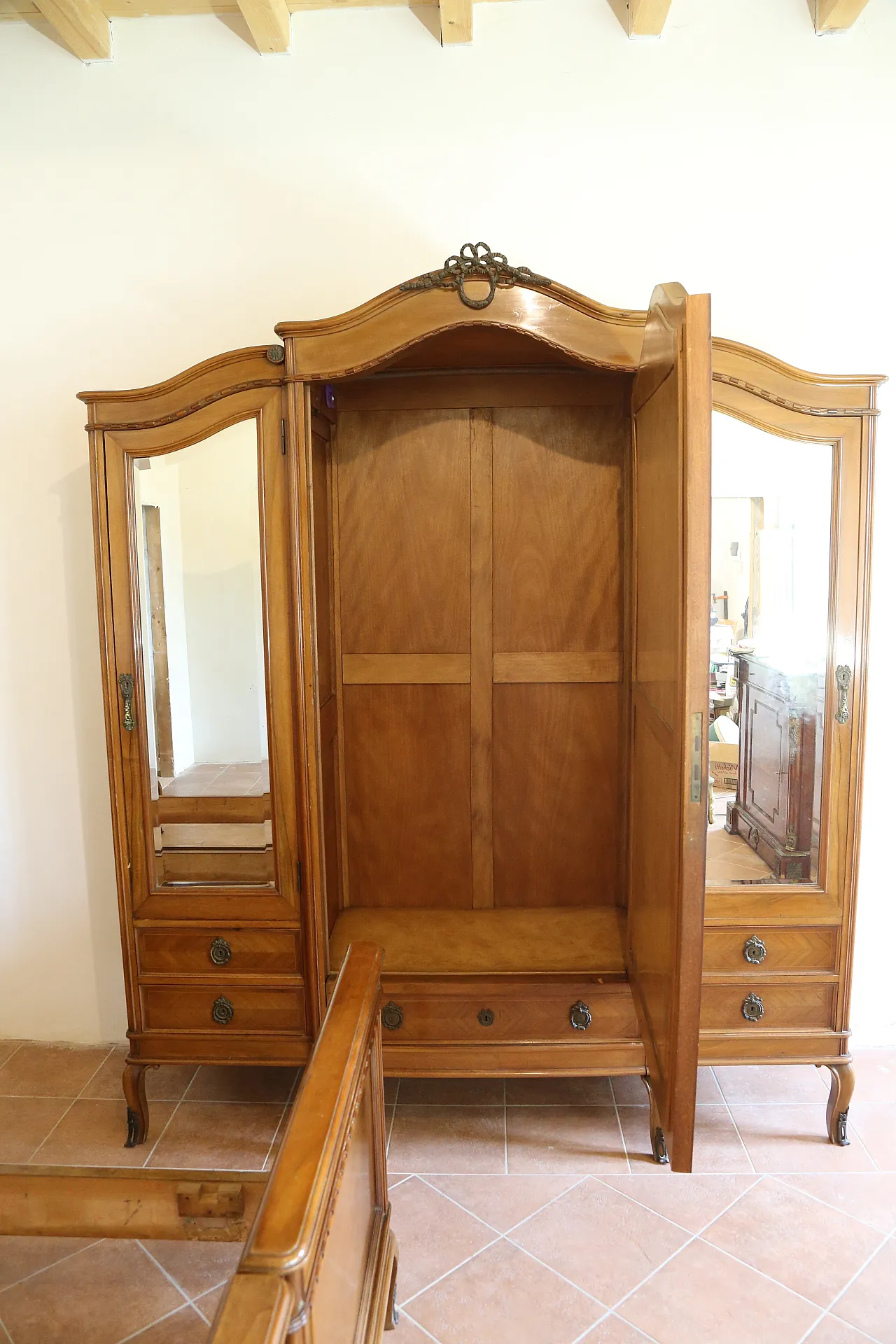 Complete double bedroom in Louis XV walnut, late 19th century 21