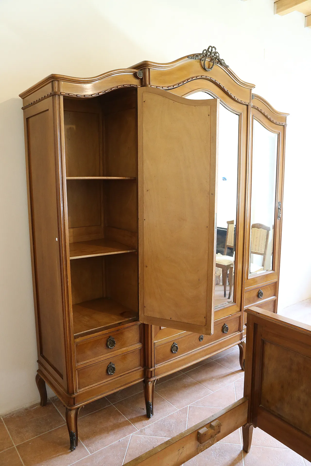 Complete double bedroom in Louis XV walnut, late 19th century 22