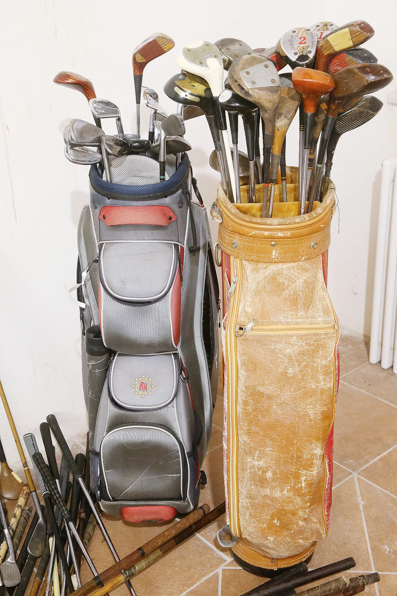 Hickory 369 wood golf clubs, 7 bags, from 1900 to 2000 18