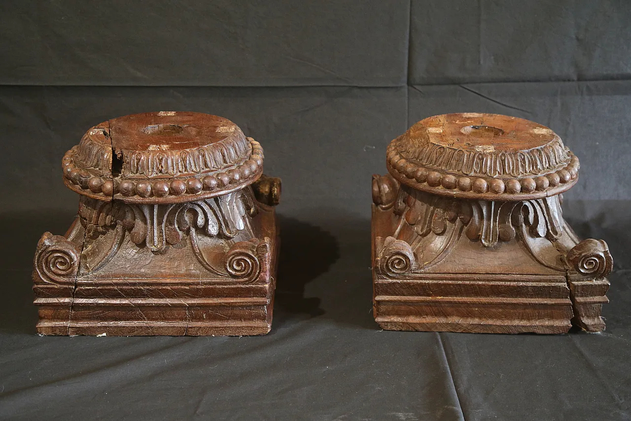 Pair of large composite Ionic capitals in oak wood, 18th century 1