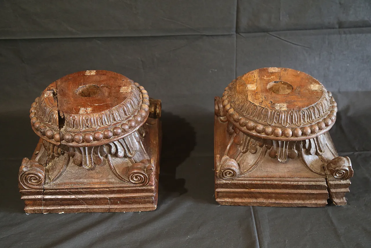 Pair of large composite Ionic capitals in oak wood, 18th century 2