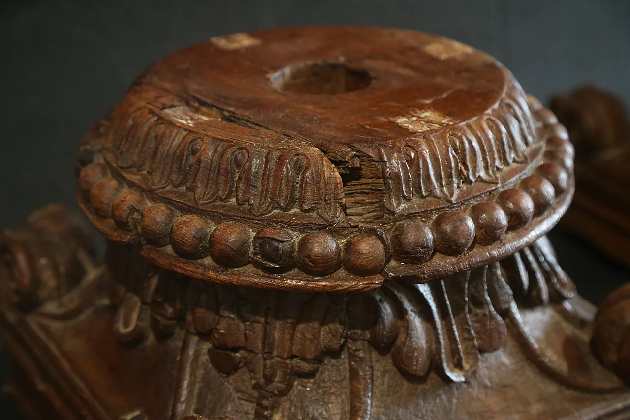 Pair of large composite Ionic capitals in oak wood, 18th century 3