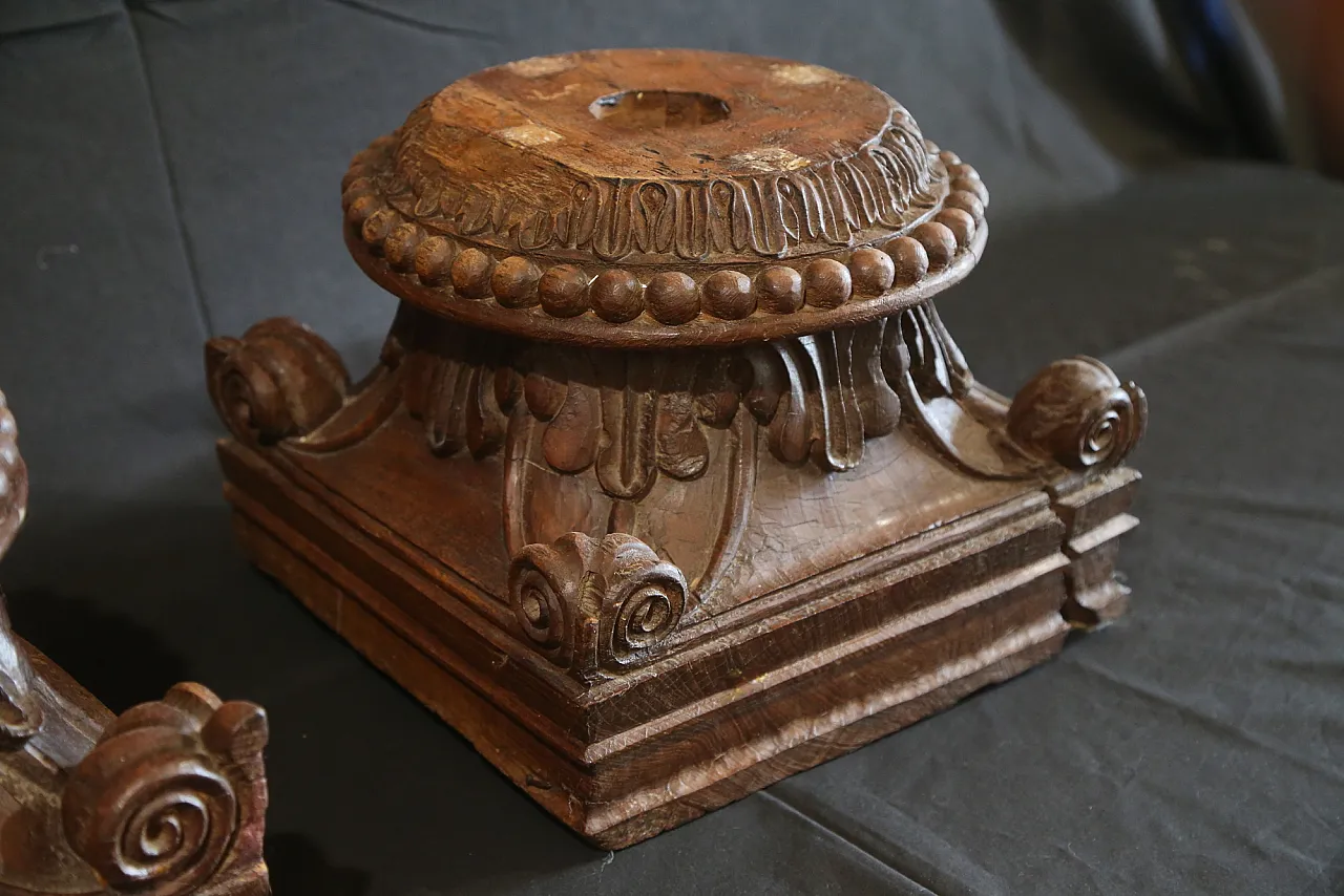Pair of large composite Ionic capitals in oak wood, 18th century 4