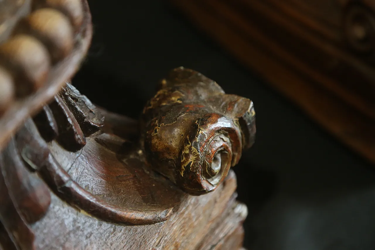 Pair of large composite Ionic capitals in oak wood, 18th century 7