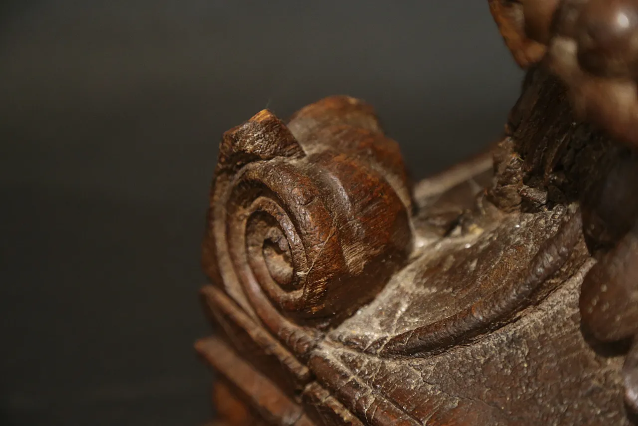 Pair of large composite Ionic capitals in oak wood, 18th century 8