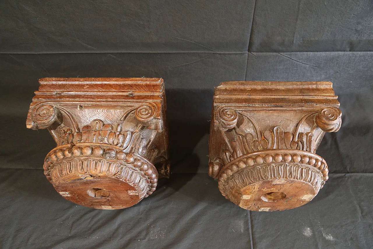 Pair of large composite Ionic capitals in oak wood, 18th century 9