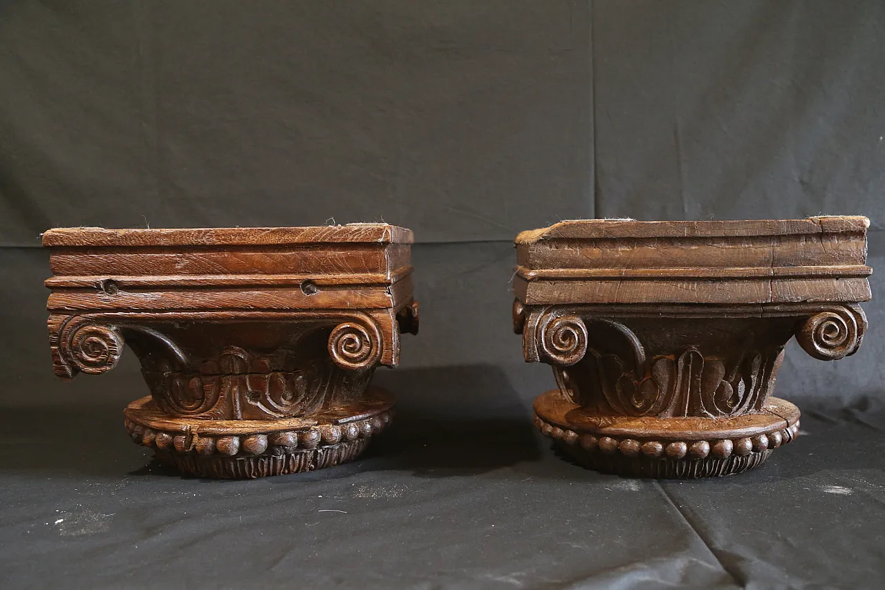 Pair of large composite Ionic capitals in oak wood, 18th century 10