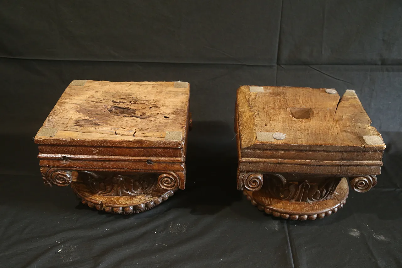 Pair of large composite Ionic capitals in oak wood, 18th century 11
