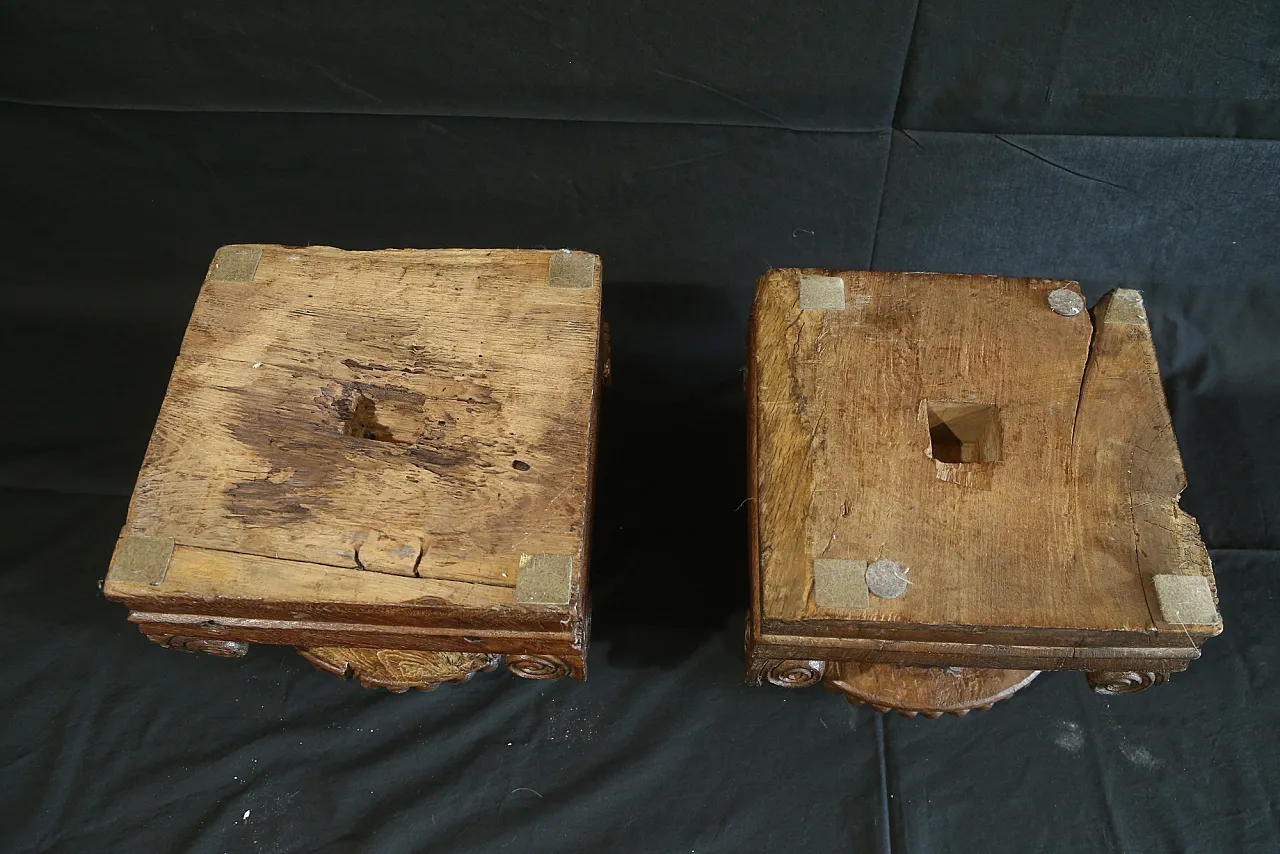 Pair of large composite Ionic capitals in oak wood, 18th century 12