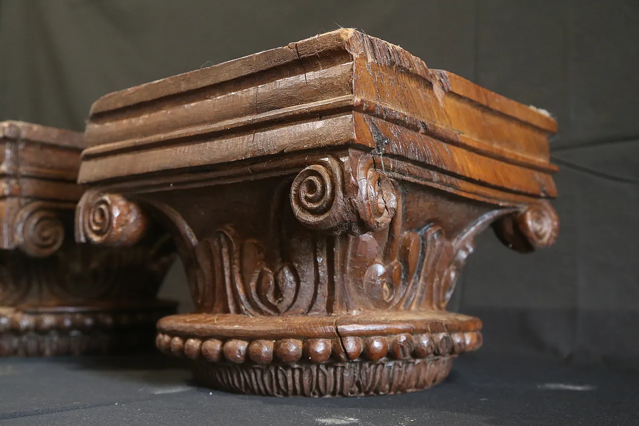 Pair of large composite Ionic capitals in oak wood, 18th century 13