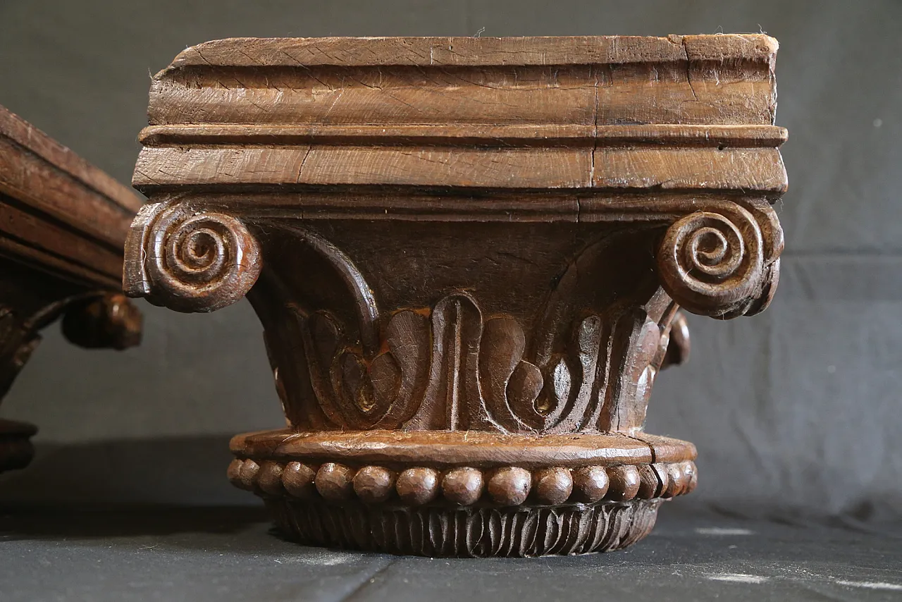 Pair of large composite Ionic capitals in oak wood, 18th century 14