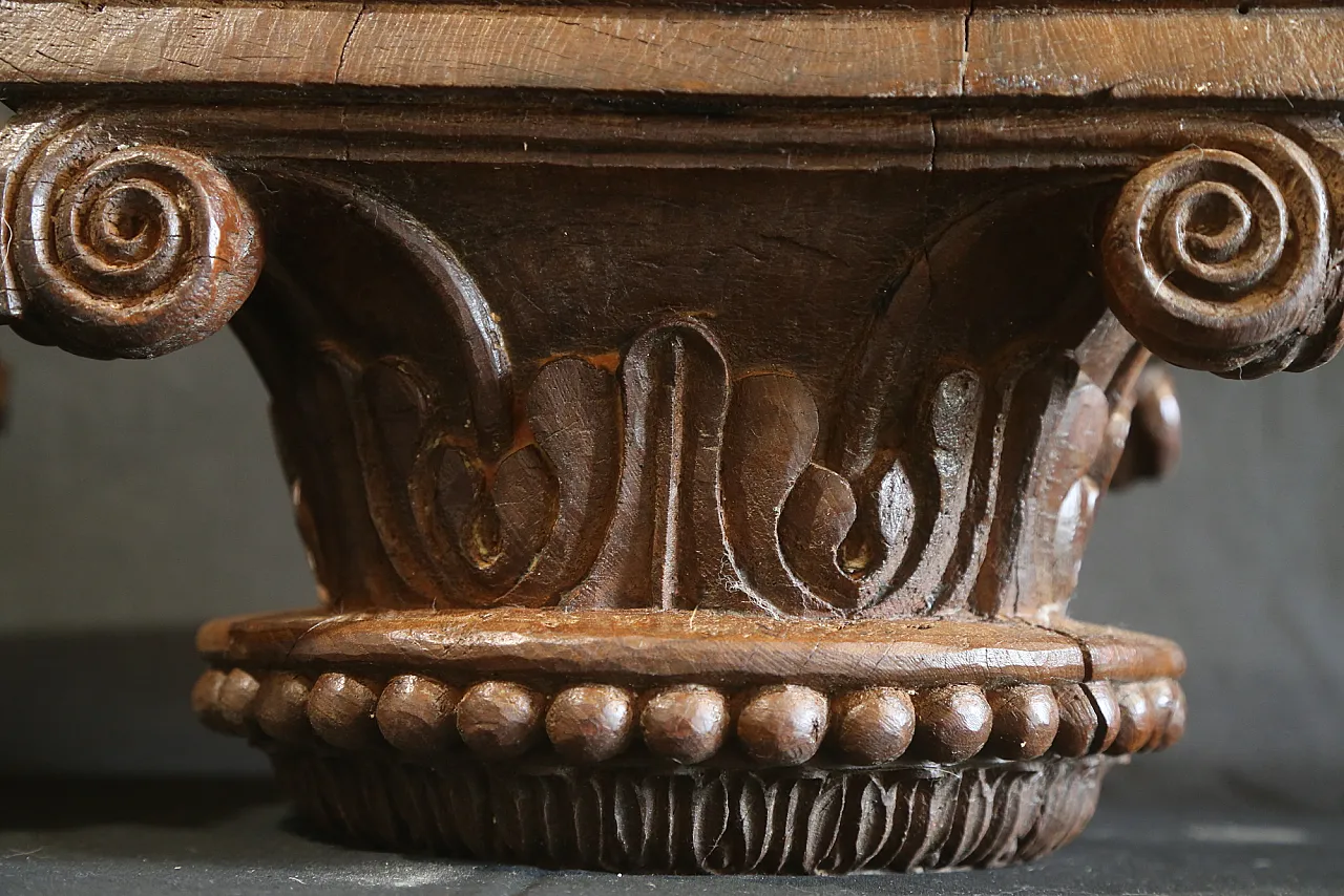 Pair of large composite Ionic capitals in oak wood, 18th century 15