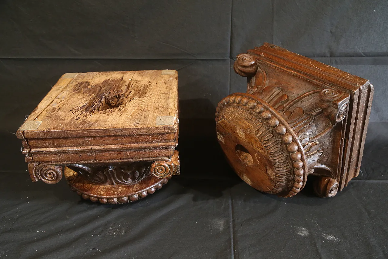 Pair of large composite Ionic capitals in oak wood, 18th century 16