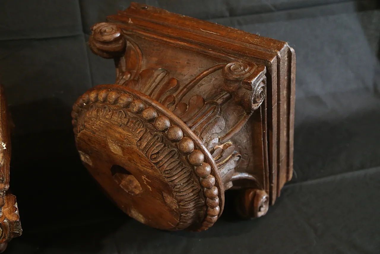 Pair of large composite Ionic capitals in oak wood, 18th century 17