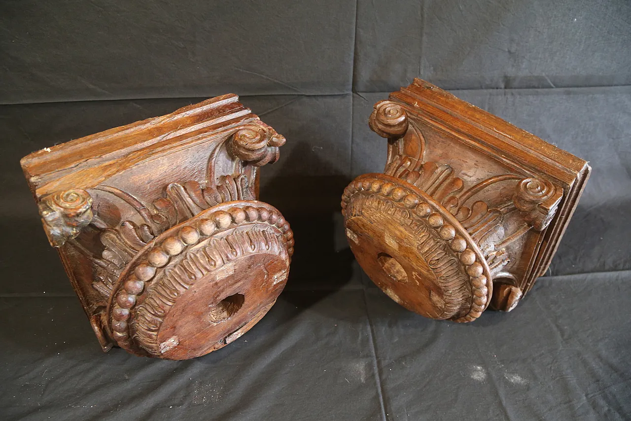 Pair of large composite Ionic capitals in oak wood, 18th century 20