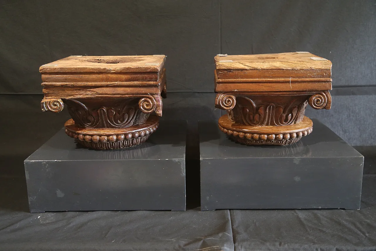 Pair of large composite Ionic capitals in oak wood, 18th century 21