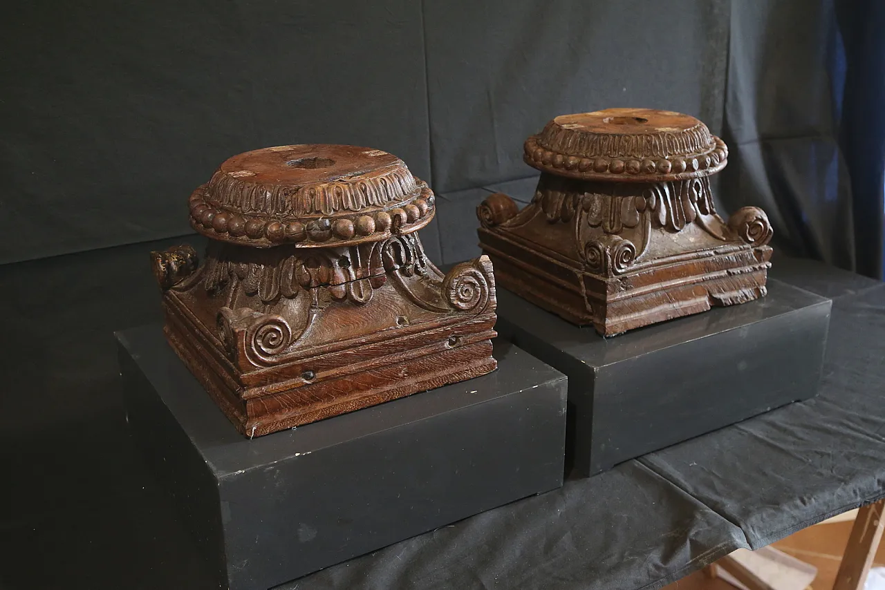 Pair of large composite Ionic capitals in oak wood, 18th century 22