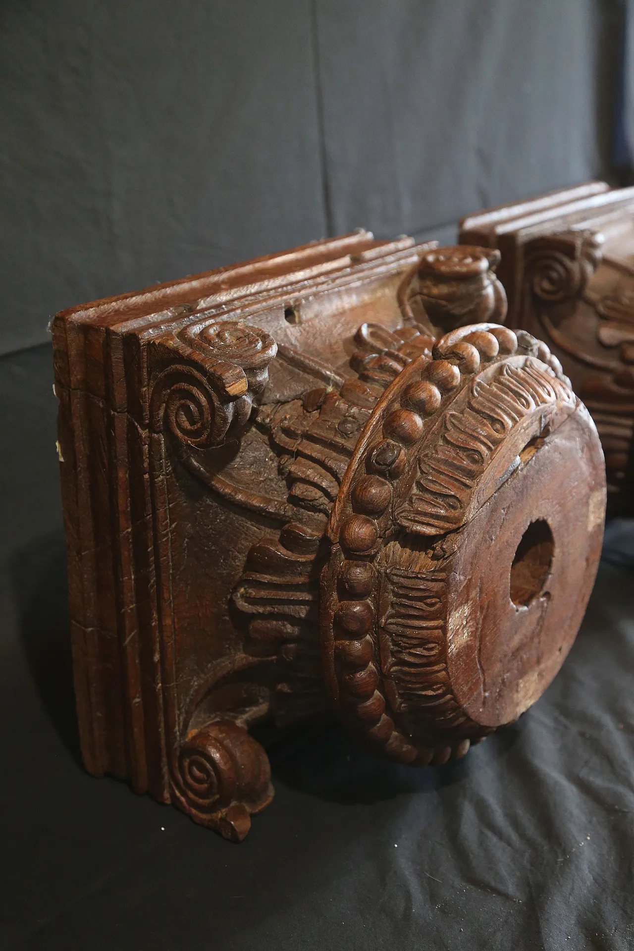 Pair of large composite Ionic capitals in oak wood, 18th century 23
