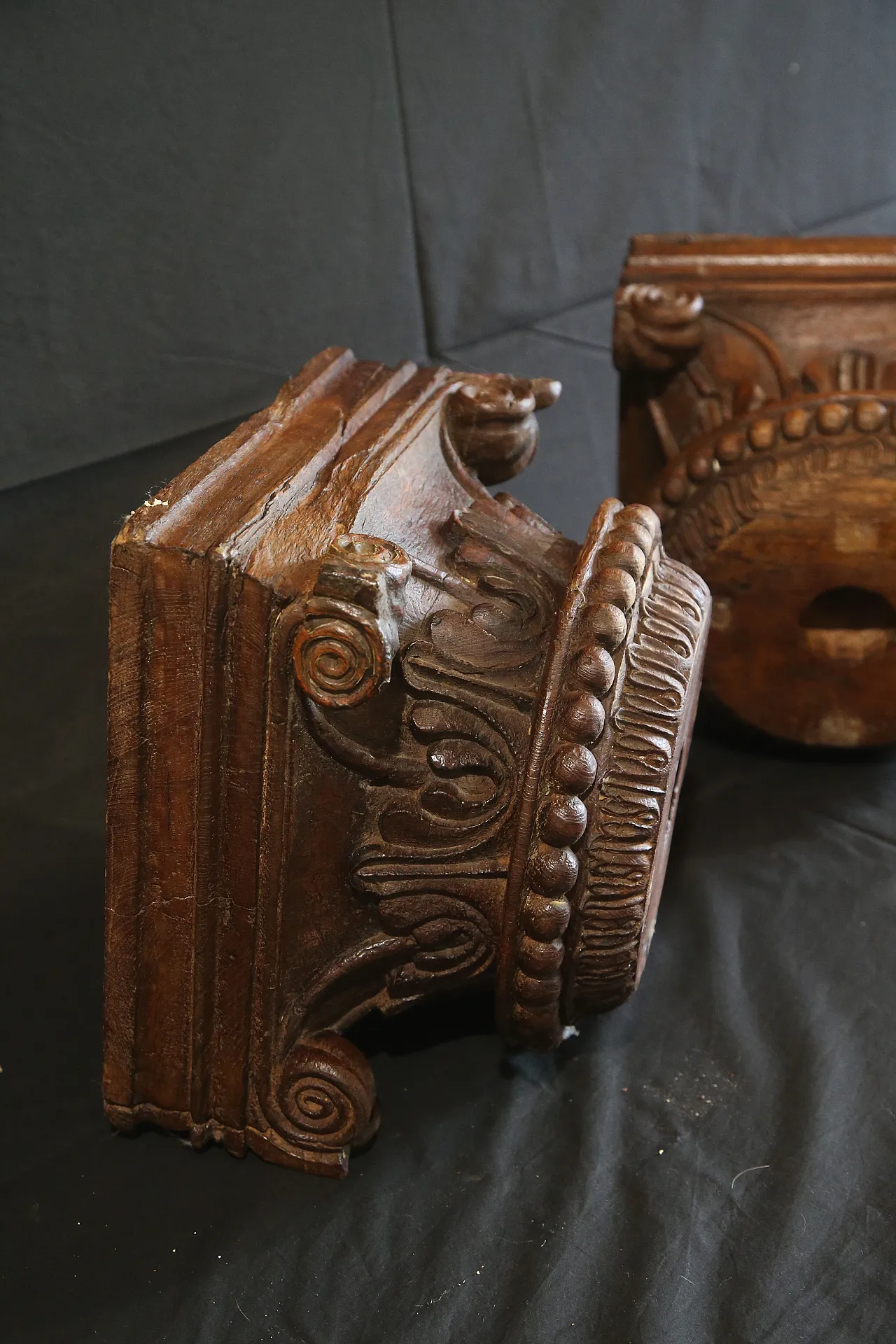 Pair of large composite Ionic capitals in oak wood, 18th century 24