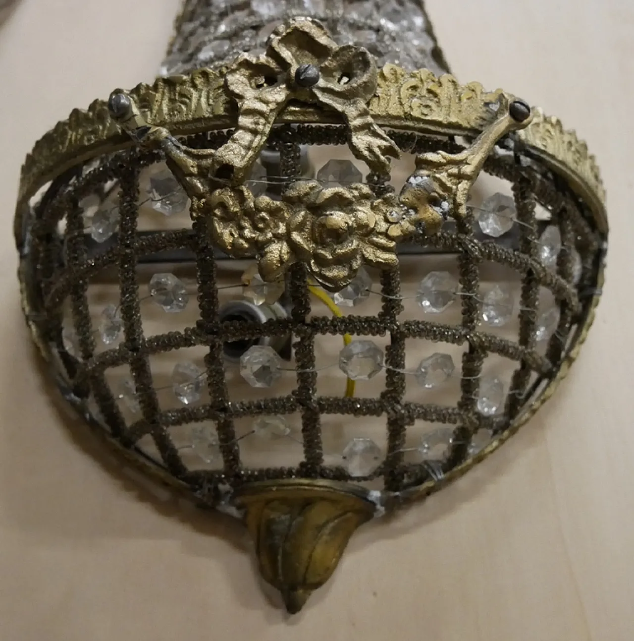 Coppia di appliques in bronzo e vetro, anni '60 5