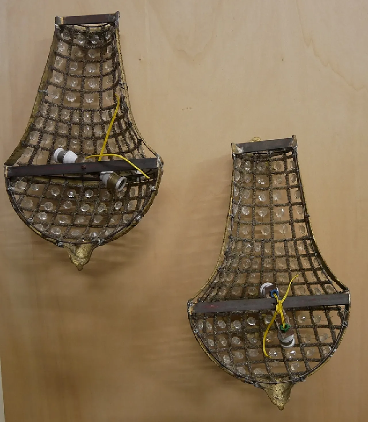 Coppia di appliques in bronzo e vetro, anni '60 9