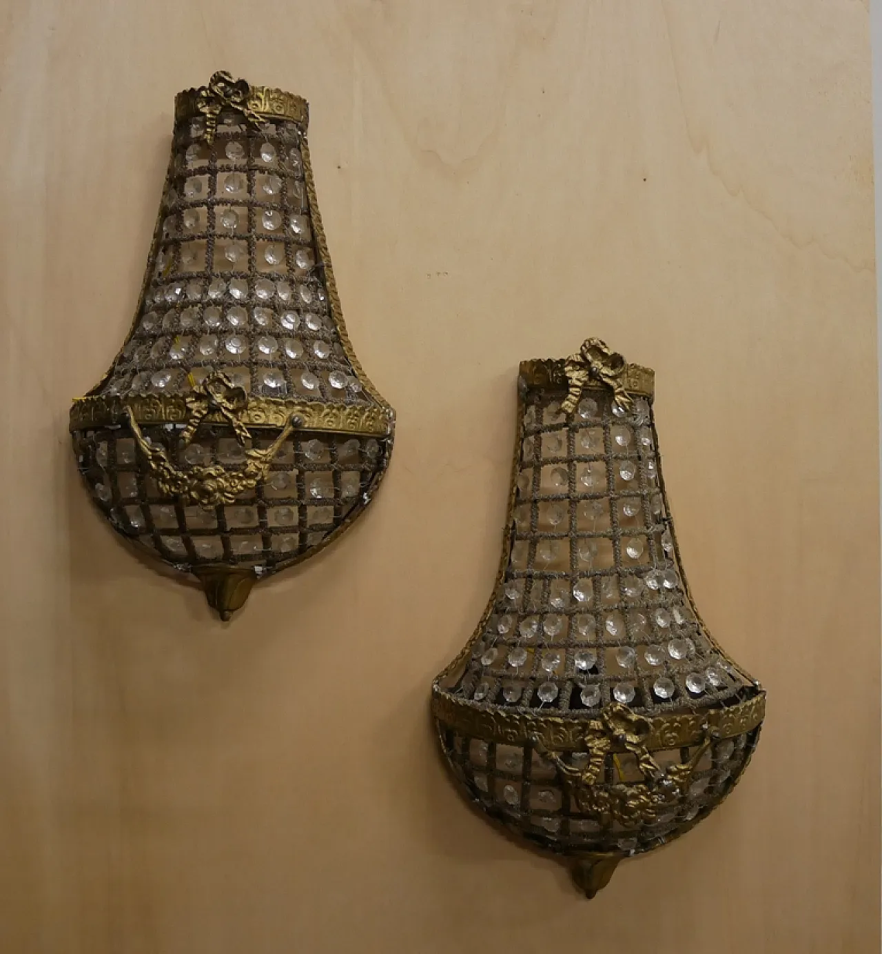 Coppia di appliques in bronzo e vetro, anni '60 10