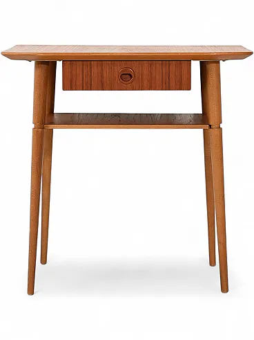 Comodino scandinavo in teak dalla silouhette allungata