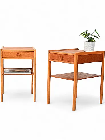Coppia di comodini scandinavi in teak con maniglia scolpita, anni '60