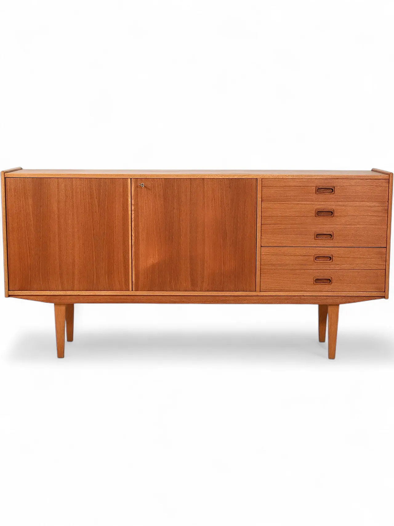 Sideboard scandinavo anni 60 dalle linee eleganti 15