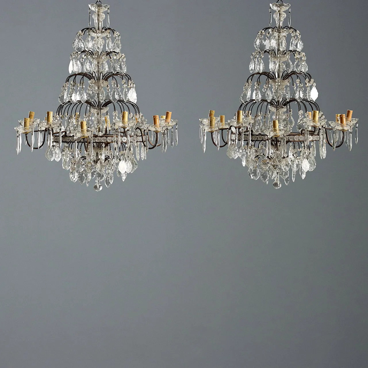 Coppia di lampadari a dodici luci in metallo brunito, '900 1
