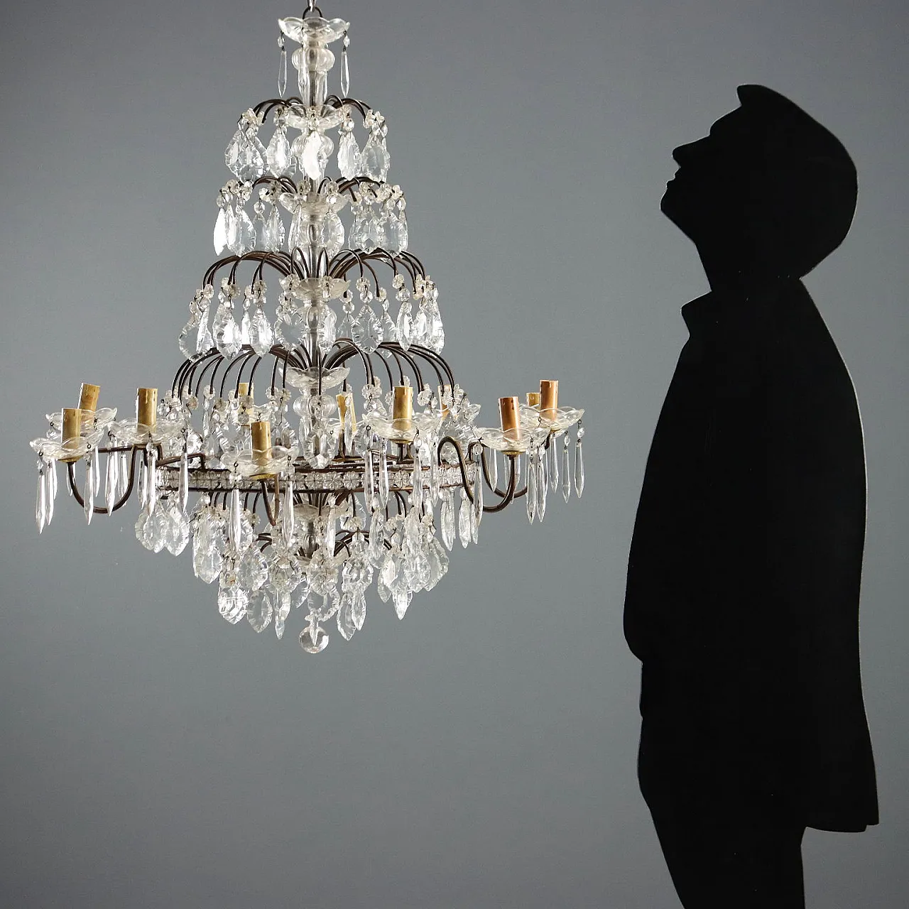 Coppia di lampadari a dodici luci in metallo brunito, '900 2