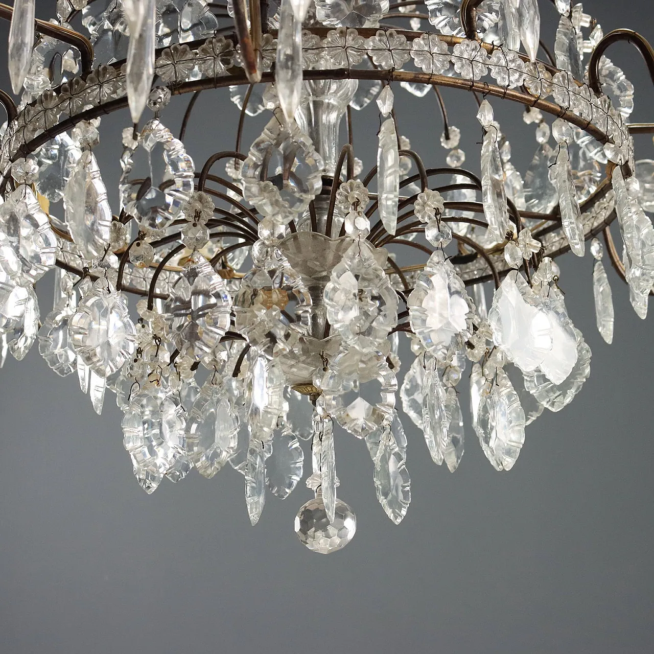 Coppia di lampadari a dodici luci in metallo brunito, '900 5