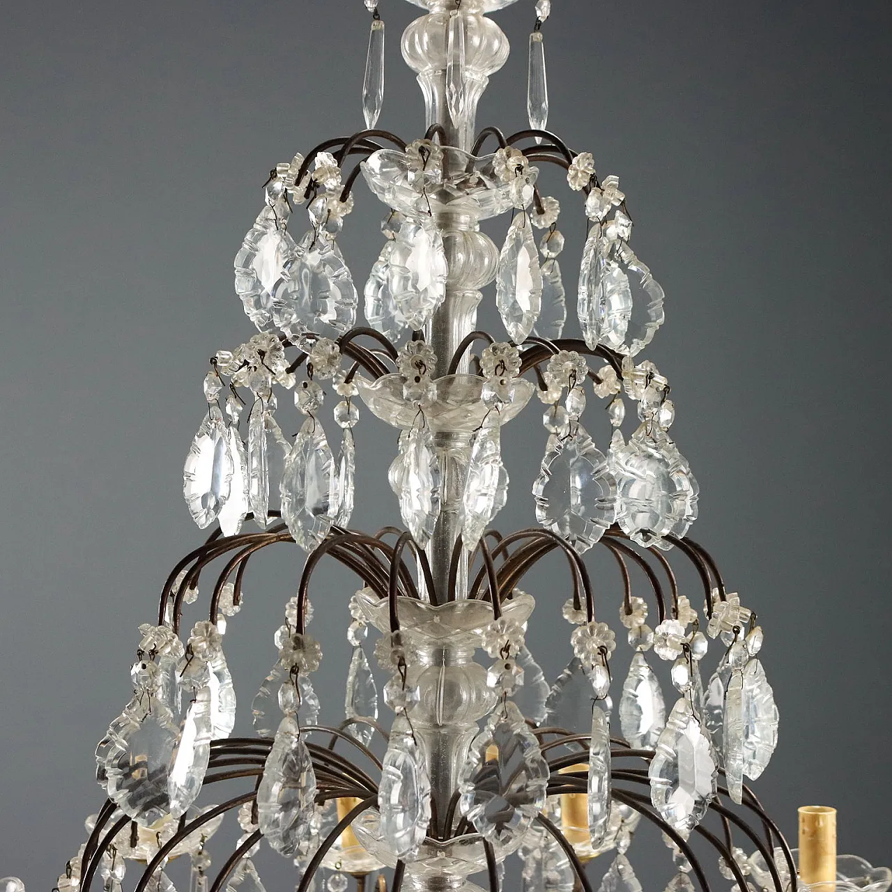 Coppia di lampadari a dodici luci in metallo brunito, '900 7