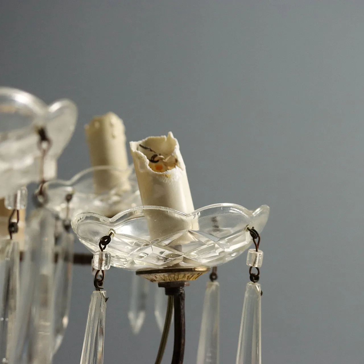 Coppia di lampadari a dodici luci in metallo brunito, '900 9