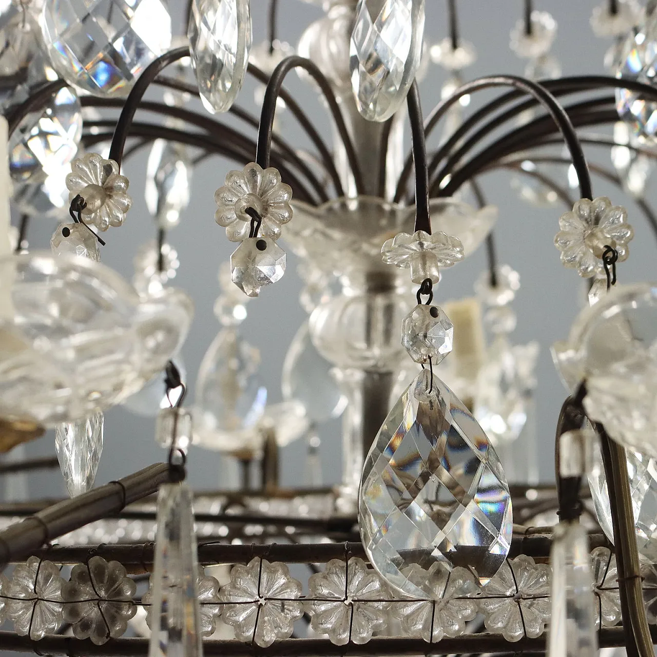 Coppia di lampadari a dodici luci in metallo brunito, '900 10