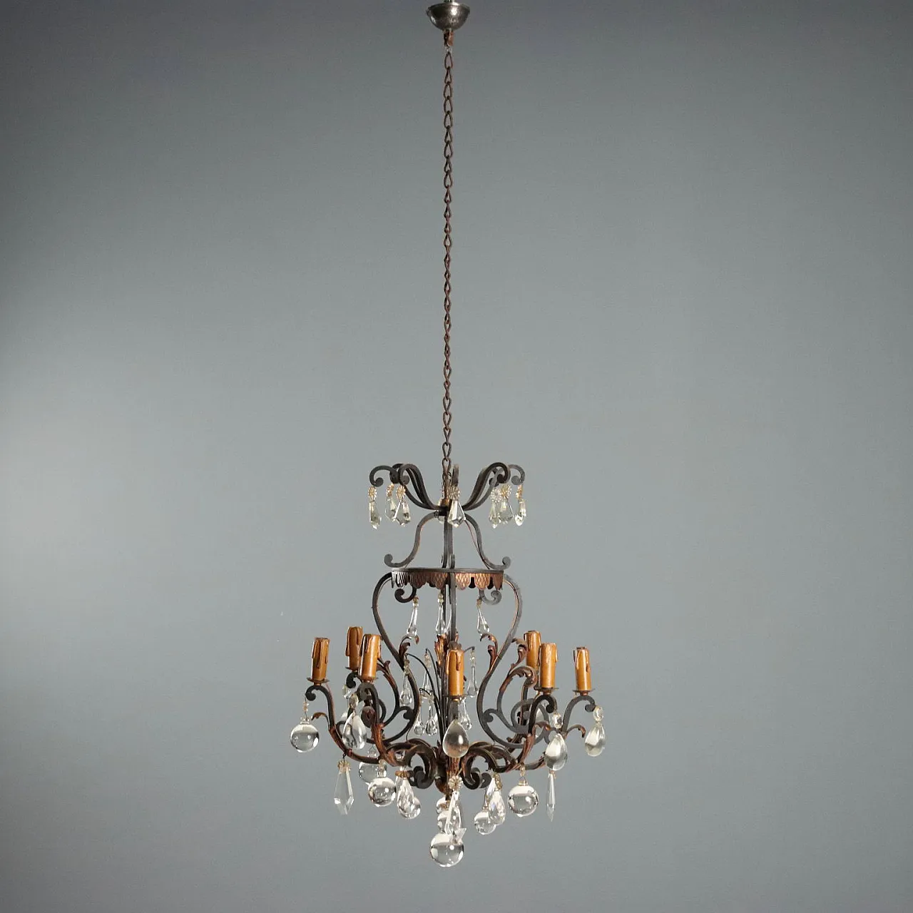 Lampadario a otto luci retto da bracci ricurvi in ferro brunito, '800 1