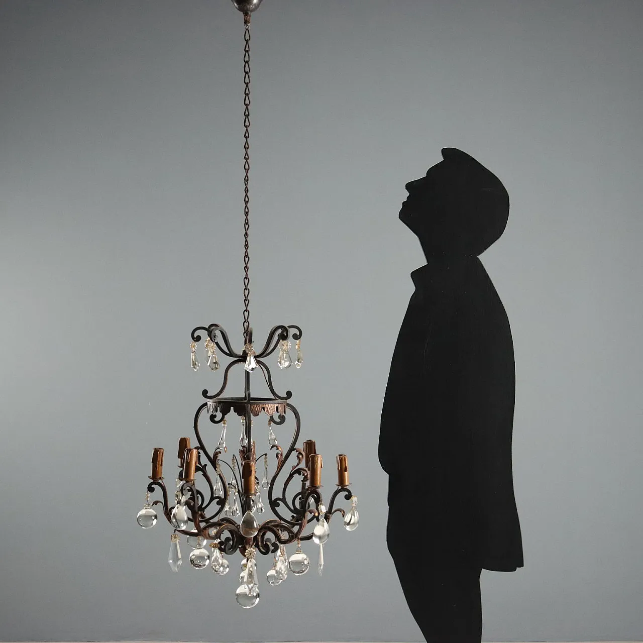 Lampadario a otto luci retto da bracci ricurvi in ferro brunito, '800 2