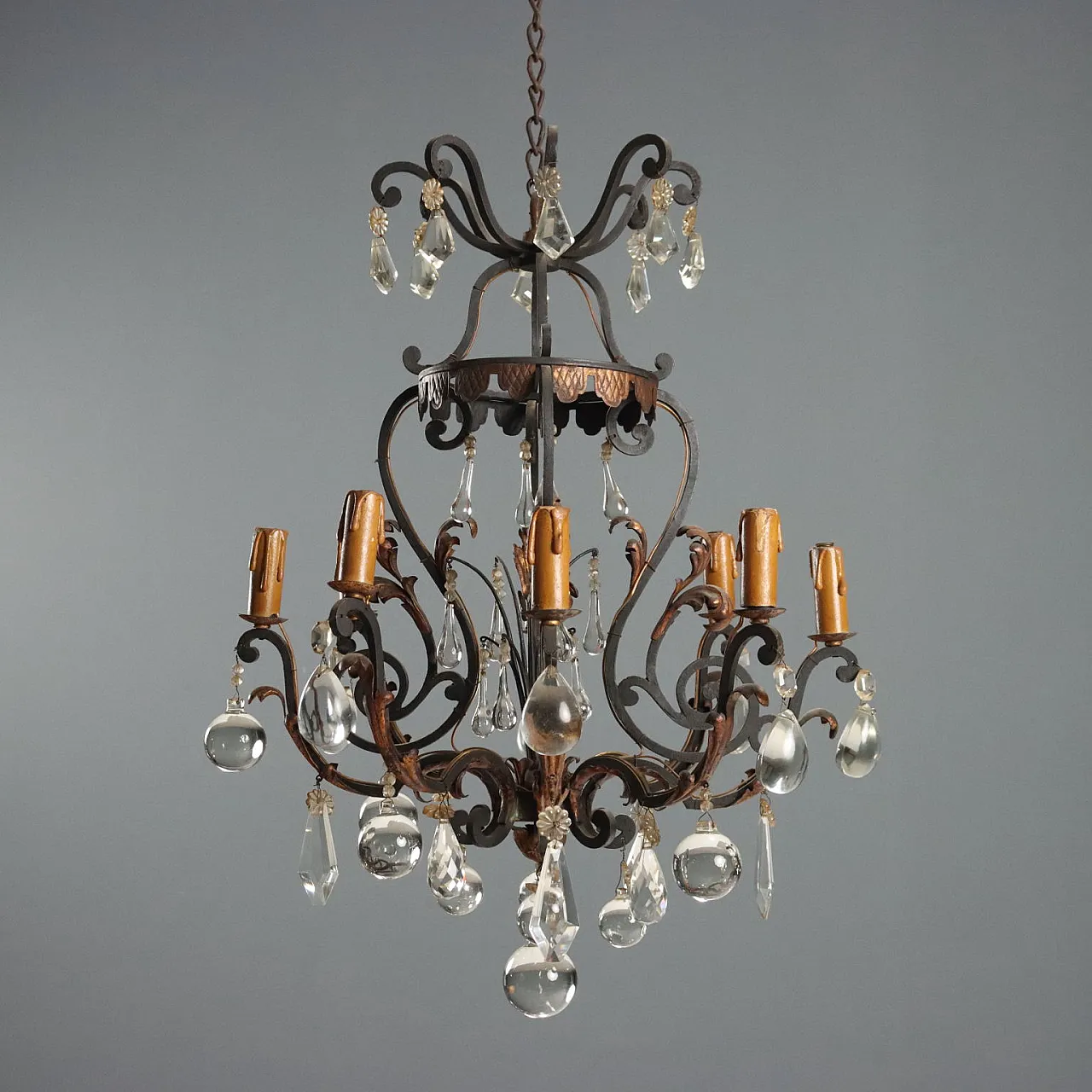 Lampadario a otto luci retto da bracci ricurvi in ferro brunito, '800 3