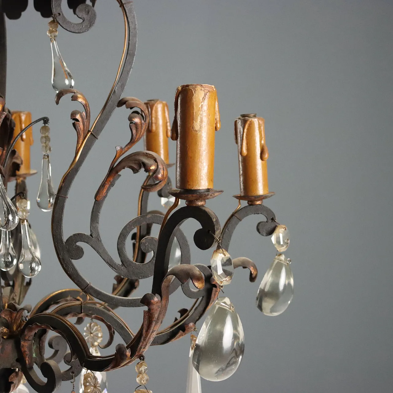 Lampadario a otto luci retto da bracci ricurvi in ferro brunito, '800 4