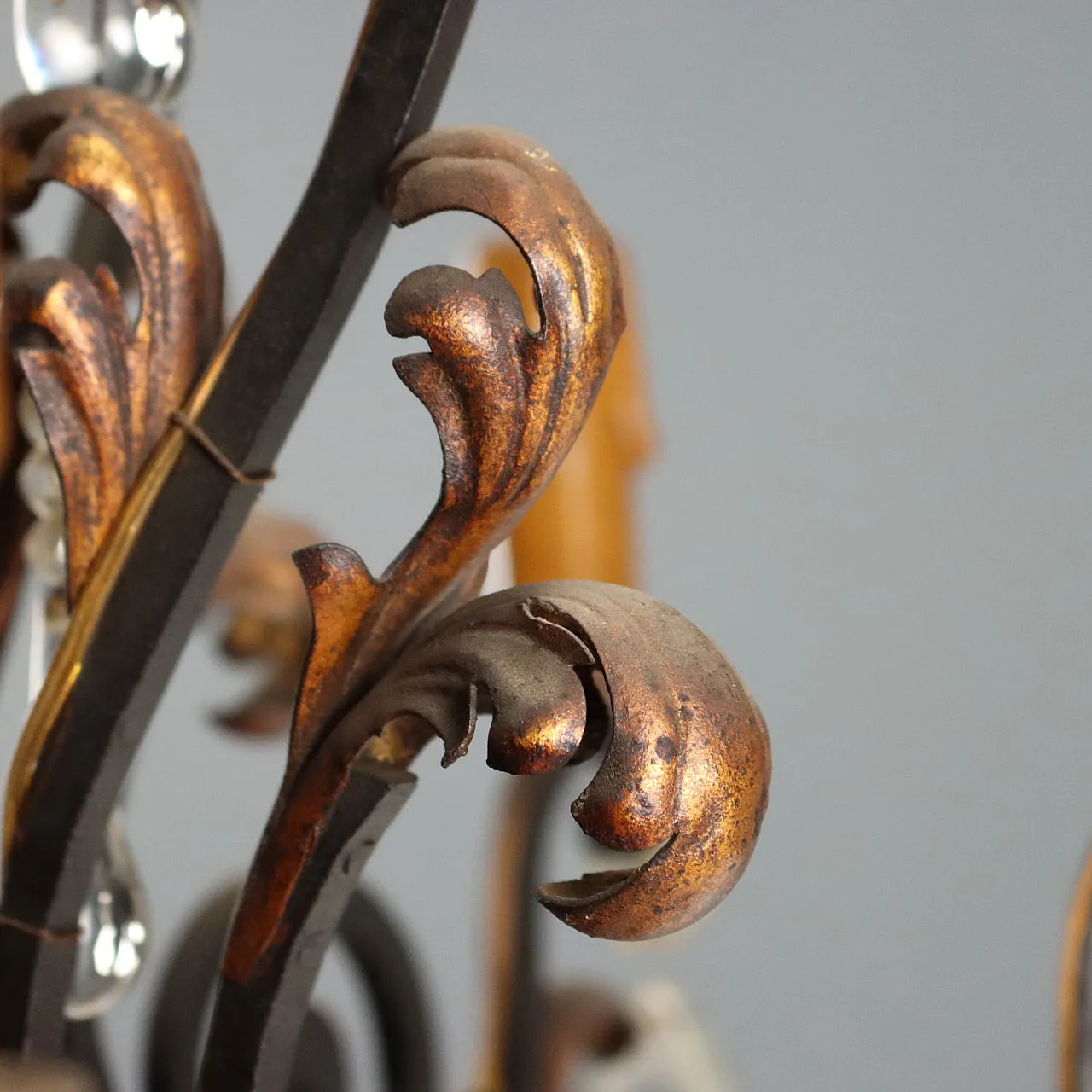 Lampadario a otto luci retto da bracci ricurvi in ferro brunito, '800 5