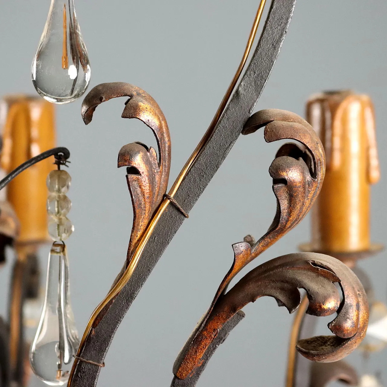 Lampadario a otto luci retto da bracci ricurvi in ferro brunito, '800 6
