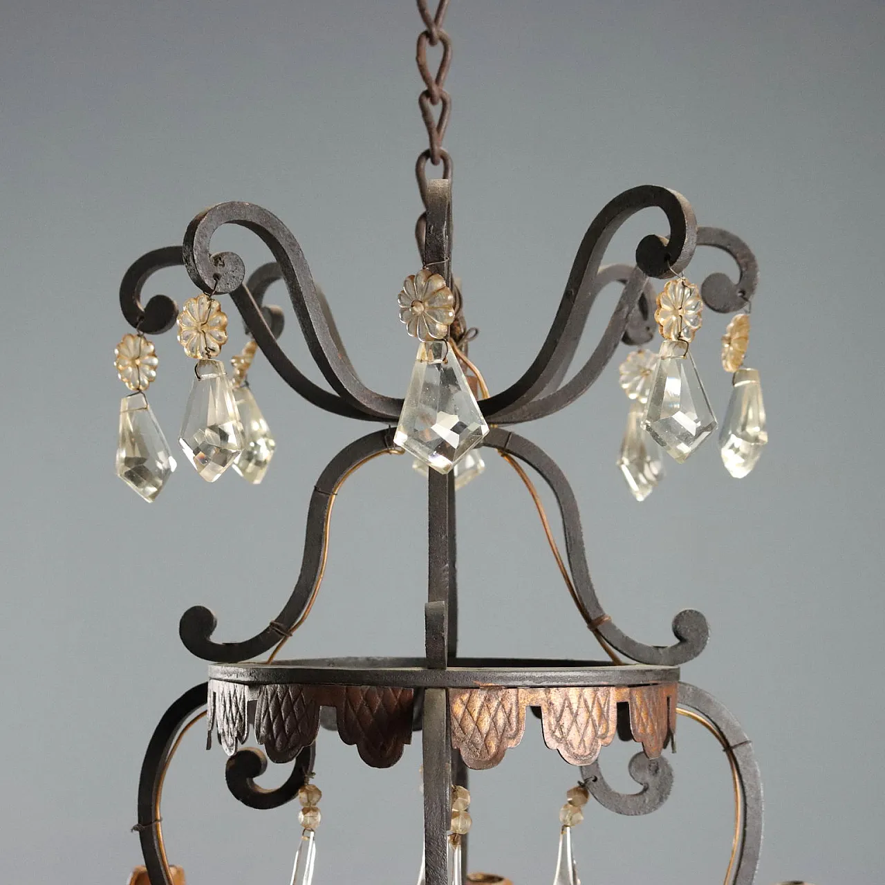 Lampadario a otto luci retto da bracci ricurvi in ferro brunito, '800 7
