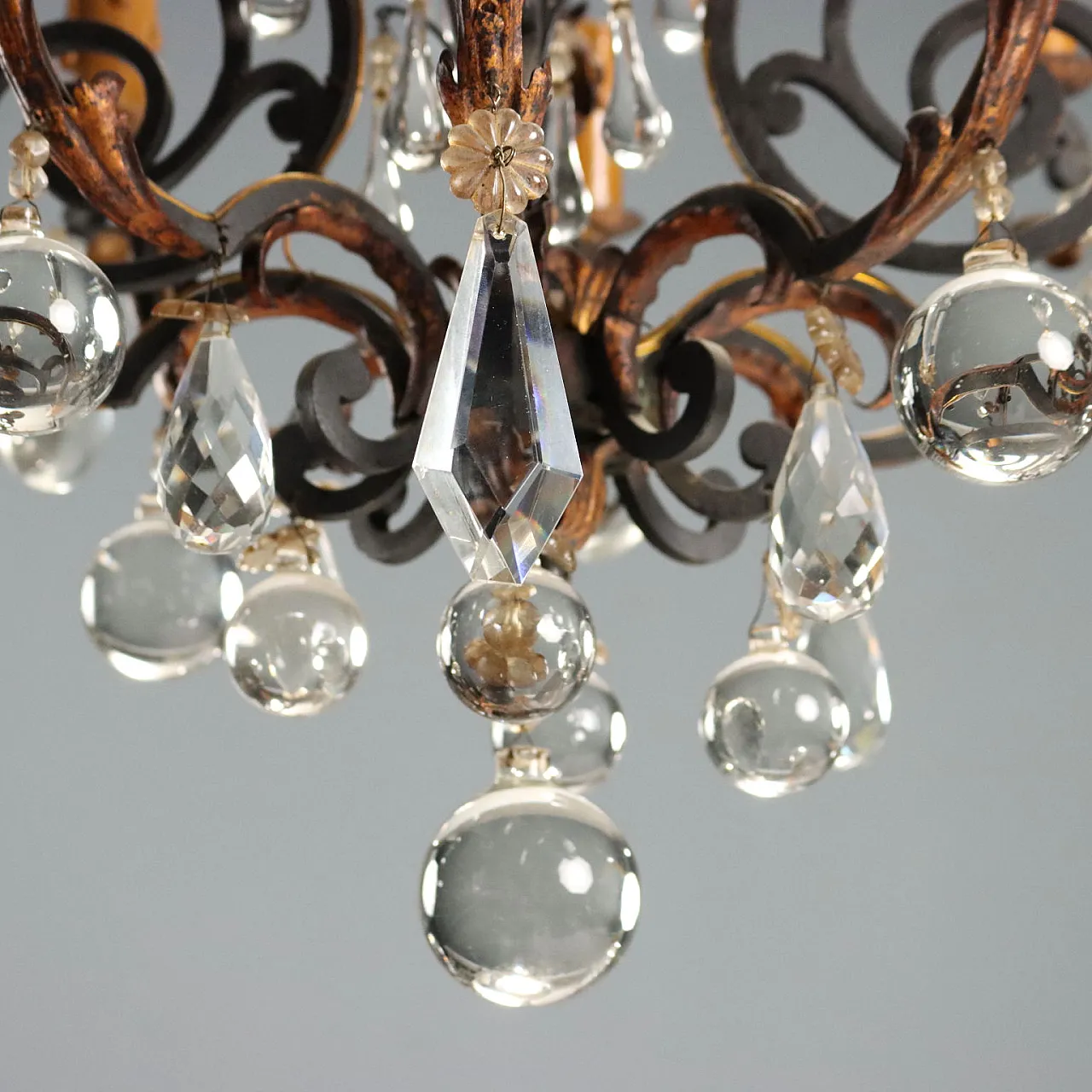 Lampadario a otto luci retto da bracci ricurvi in ferro brunito, '800 8