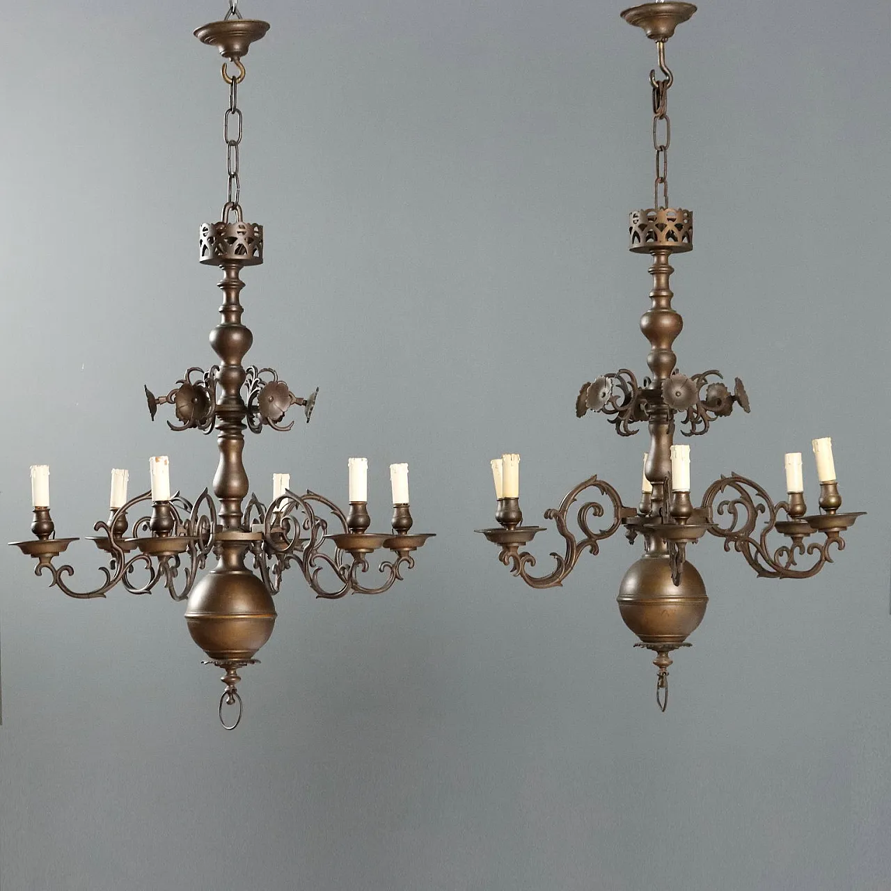 Coppia di lampadari in metallo brunito, primo '900 1