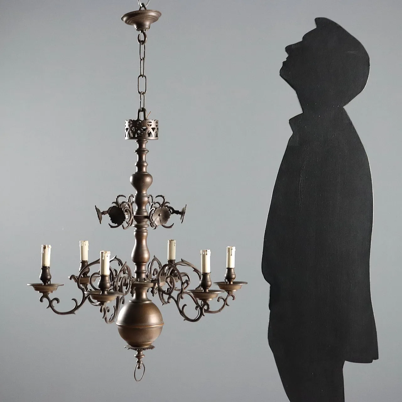 Coppia di lampadari in metallo brunito, primo '900 2