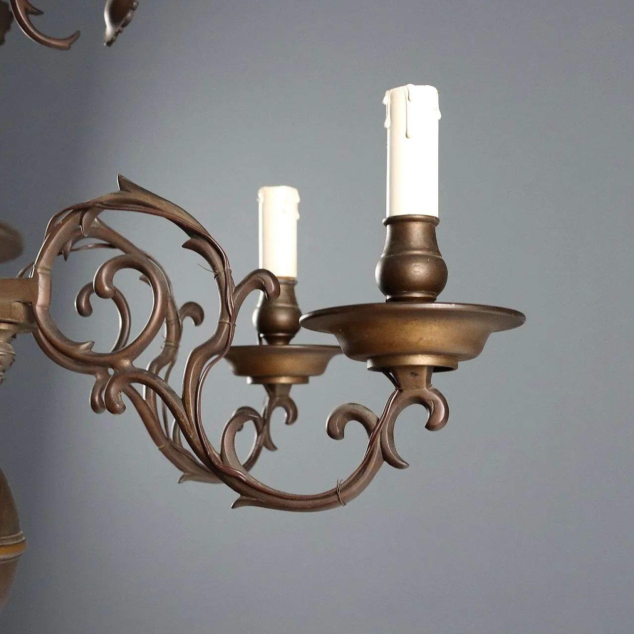 Coppia di lampadari in metallo brunito, primo '900 4