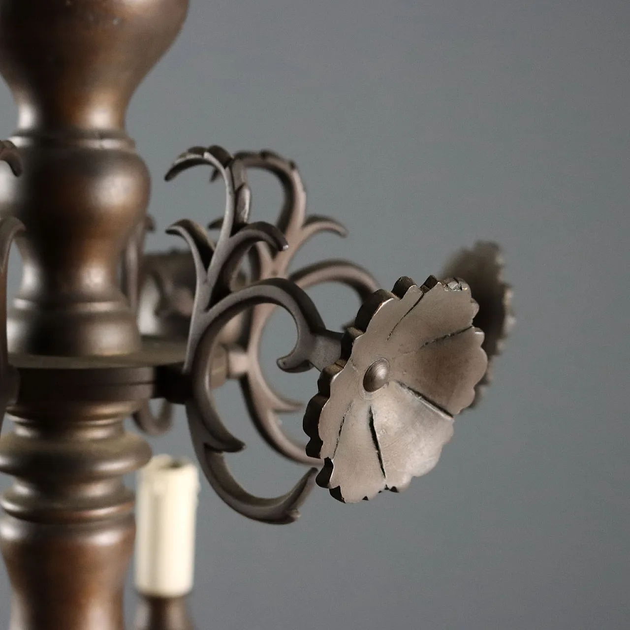 Coppia di lampadari in metallo brunito, primo '900 5