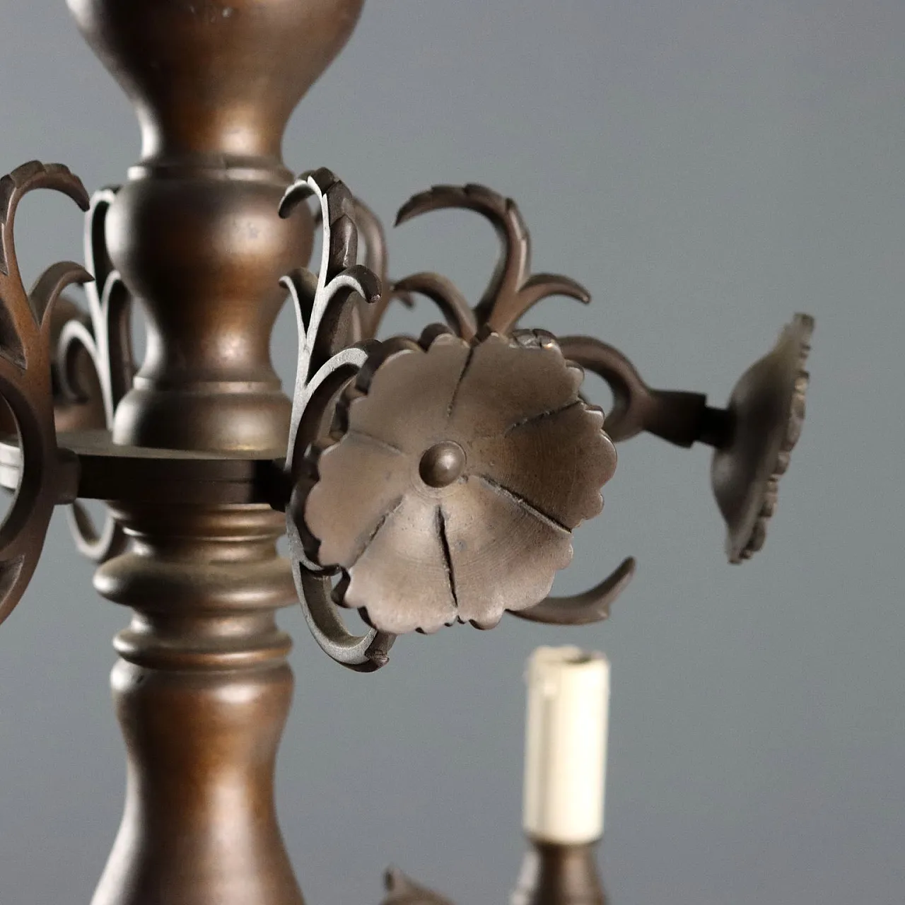 Coppia di lampadari in metallo brunito, primo '900 6