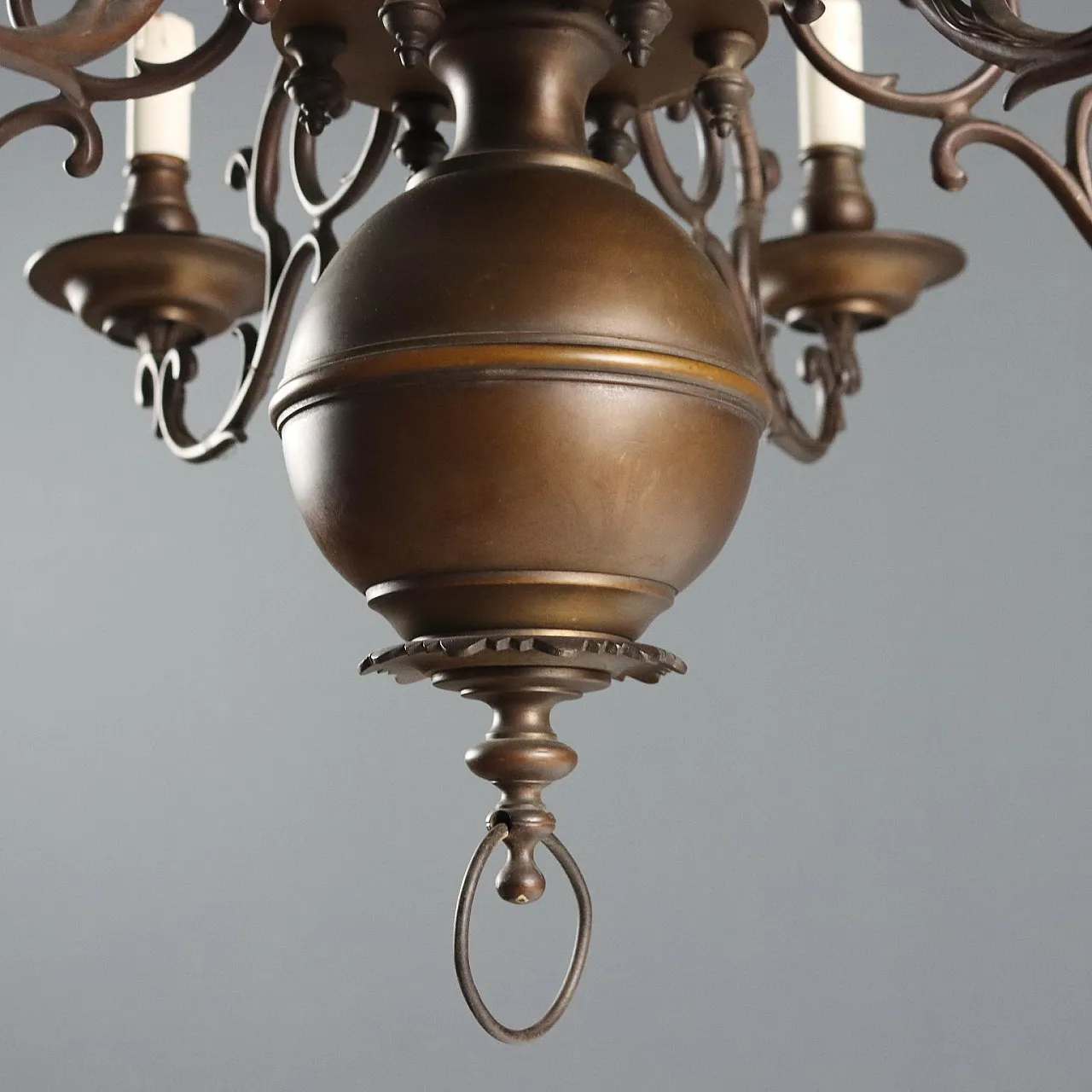 Coppia di lampadari in metallo brunito, primo '900 8