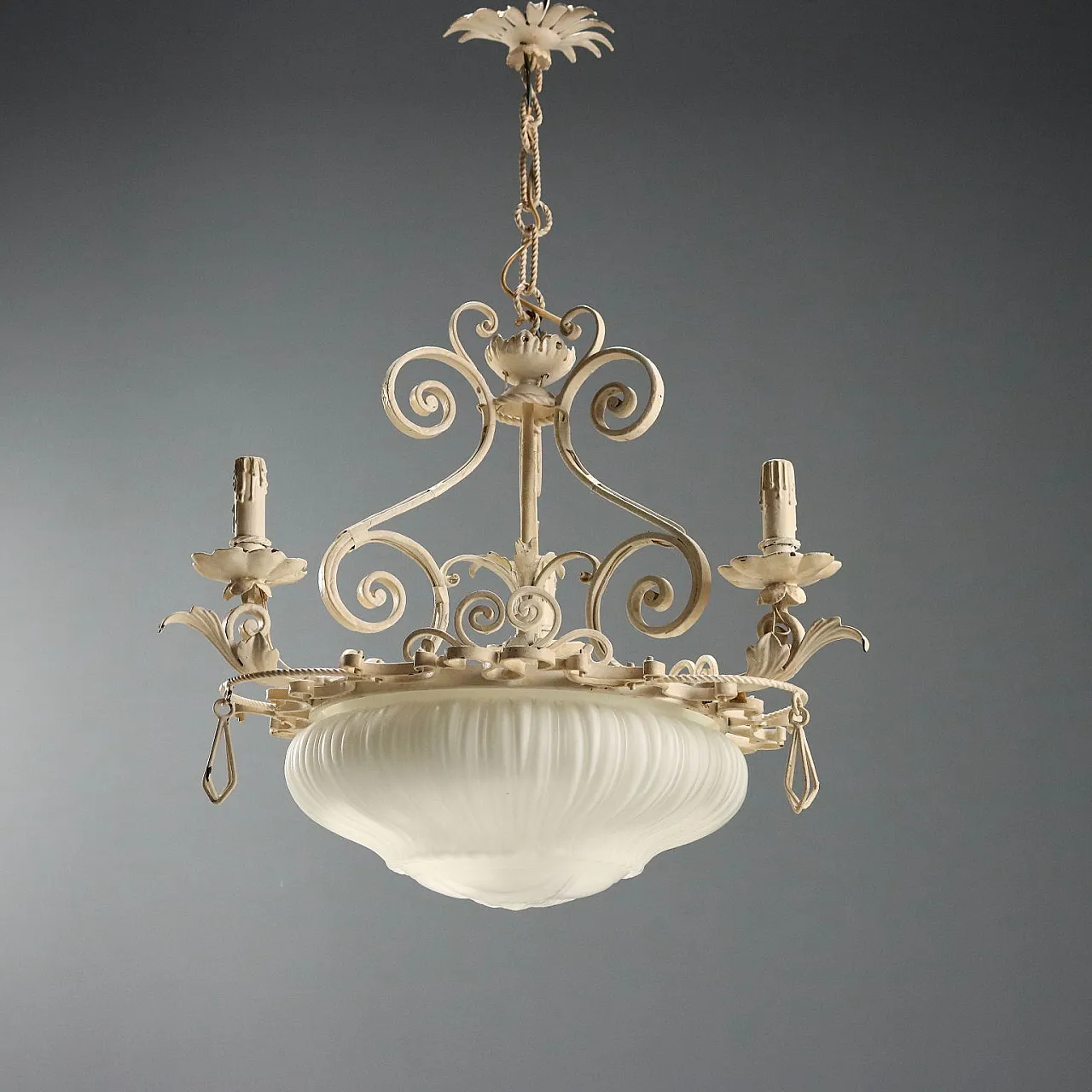 Lampadario in ferro battuto smaltato e vetro opalino, primo '900 1